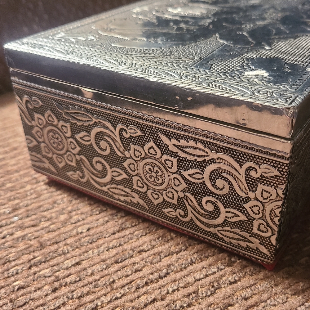 Silver Roses Engraved Box - Picture 3 of 3